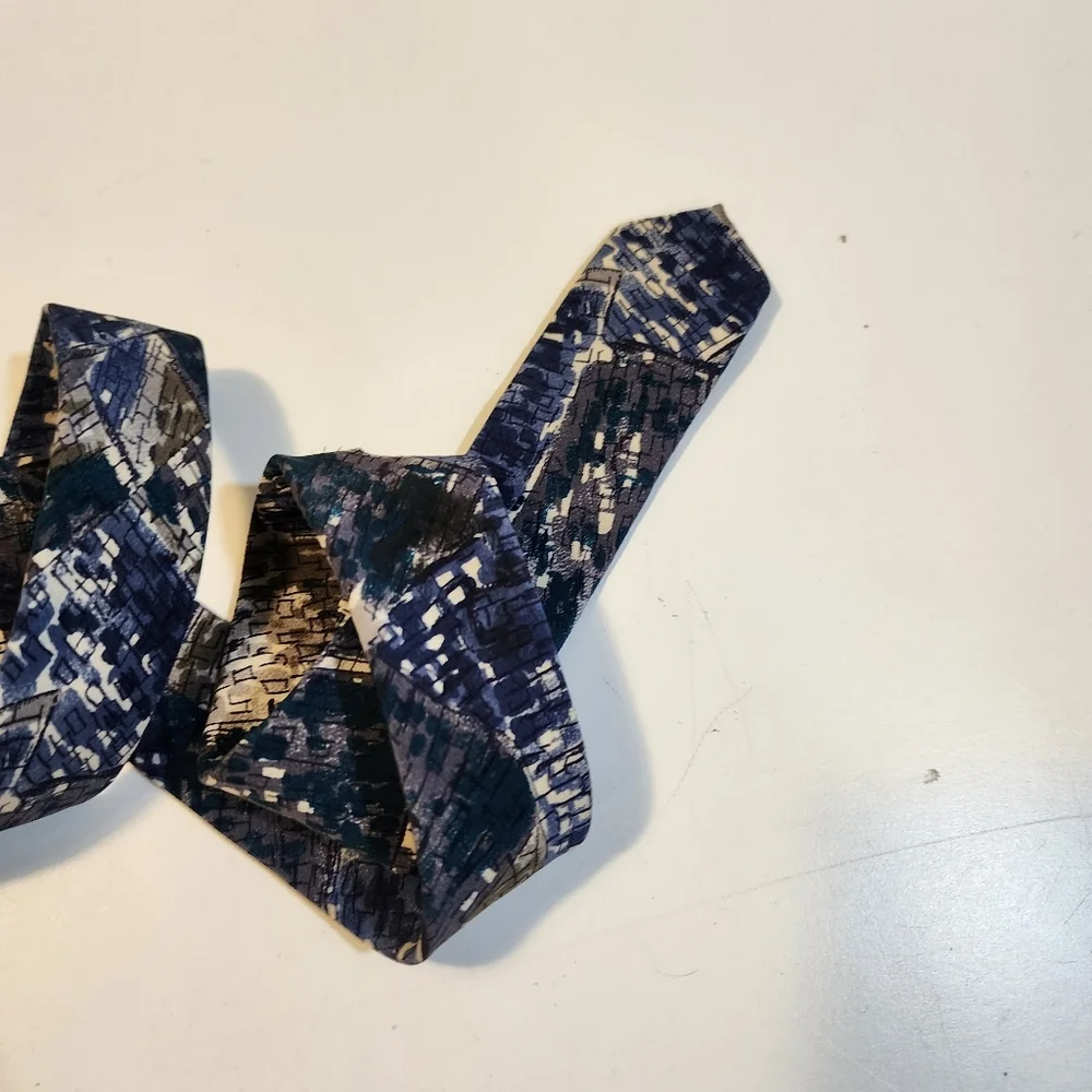 SECOURS Abstract Blue and Gray Silk  Tie